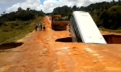 Video “hố tử thần” nuốt chửng xe bus, cuốn ra sông ở Brazil - 2 Giây phút chiếc xe bị hố tử thần nuốt chửng