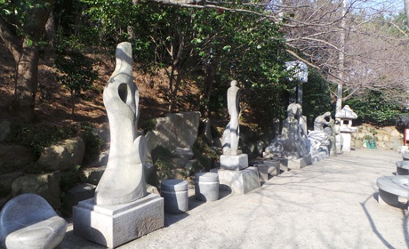 Những ai đi xa muốn thượng lộ bình an thường thắp hương trước ngôi Bảo tháp Giao thông