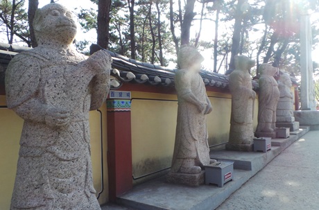 12 vị Thần Giáp bên đường dẫn vào chùa