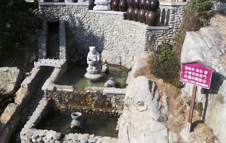 Những ai đi xa muốn thượng lộ bình an thường thắp hương trước ngôi Bảo tháp Giao thông