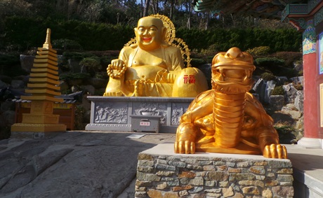 Những ai đi xa muốn thượng lộ bình an thường thắp hương trước ngôi Bảo tháp Giao thông