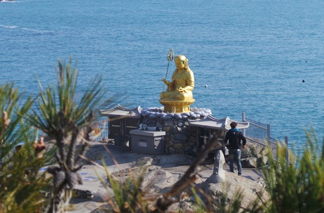 Những ai đi xa muốn thượng lộ bình an thường thắp hương trước ngôi Bảo tháp Giao thông