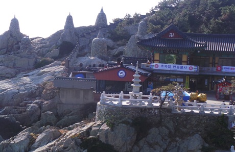 Những ai đi xa muốn thượng lộ bình an thường thắp hương trước ngôi Bảo tháp Giao thông