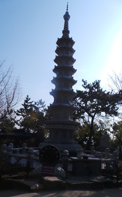 Những ai đi xa muốn thượng lộ bình an thường thắp hương trước ngôi Bảo tháp Giao thông