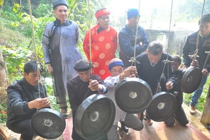 Bộ chiêng "độc" ở Ninh Bình đại gia trả tiền tỷ không mua được - 1 Bộ chiêng độc ở Ninh Bình đại gia trả tiền tỷ không mua được