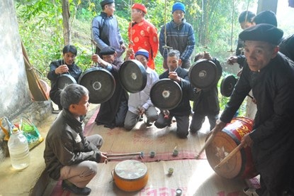 Bộ chiêng "độc" ở Ninh Bình đại gia trả tiền tỷ không mua được - 2 Trong ảnh: Bộ cồng, chiêng được sử dụng trong lễ hội rước kiệu của làng vào tháng 11.2014