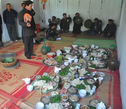 Bộ chiêng "độc" ở Ninh Bình đại gia trả tiền tỷ không mua được - 6 Trong ảnh: Bộ cồng, chiêng được sử dụng trong lễ hội rước kiệu của làng vào tháng 11.2014