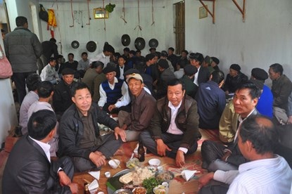 Bộ chiêng "độc" ở Ninh Bình đại gia trả tiền tỷ không mua được - 7 Trong ảnh: Bộ cồng, chiêng được sử dụng trong lễ hội rước kiệu của làng vào tháng 11.2014