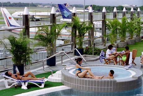 Chiêm ngưỡng sân bay tốt nhất thế giới năm 2015 - 9 Hồ bơi là một trong những tiện nghi giải trí dành cho du khách quá cảnh tại đây