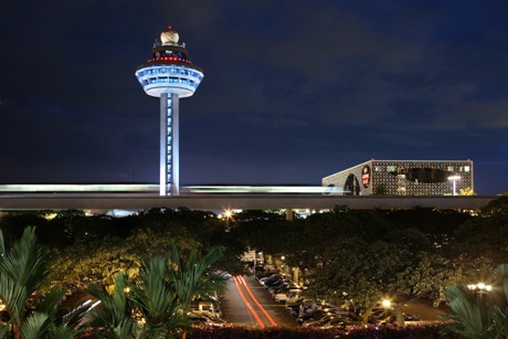 Chiêm ngưỡng sân bay tốt nhất thế giới năm 2015 - 3 Nhìn từ bên ngoài, Changi đẹp lung linh vào ban đêm