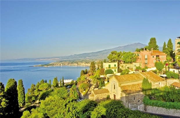 Không nói chuyện mafia ở Sicily - 1 Chúng tôi bữa trưa rất đặc biệt ở nhà hàng Bella Blu. Đó là nhà hàng nằm sát biển, ở thị trấn cổ