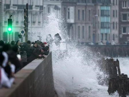 Du khách đổ xô đến Pháp chứng kiến "triều cường thế kỷ" - 1 Du khách đổ xô đến Pháp chứng kiến triều cường thế kỷ