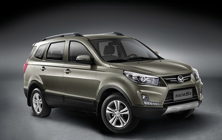 BAIC S3 - Mẫu SUV lý tưởng cho nội đô - 3 Mặt ca lăng mạ chrome vuốt ngang tựa sải cánh. Điểm nhấn của xe là cụm