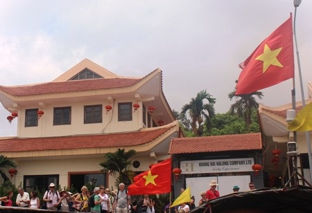 Sáng ngày 30/4, hòa vào dòng người Việt,