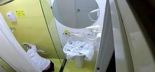 “Choáng” với clip nhân viên khách sạn lấy khăn tắm... lau bồn cầu - 1 Hình ảnh quay trộm cho thấy nhân viên dọn vệ sinh để lẫn cả khăn tắm và khăn vệ sinh cùng nhau
