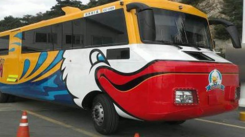Xe bus chạy dưới nước đầu tiên ở Hàn Quốc khiến du khách thích mê - 1 Xe bus đi được trên hai địa hình đầu tiên ở Hàn Quốc