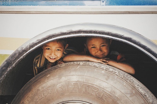 Bánh xe tải cũng thành điểm vui chơi thú vị của hai cậu bé