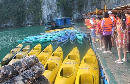 Những phút thư thái trên tàu của những vị khách tây trong dịp Việt