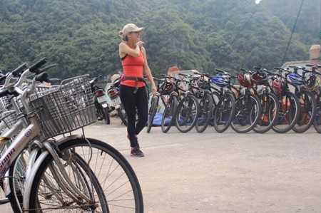 Sáng ngày 30/4, hòa vào dòng người Việt,