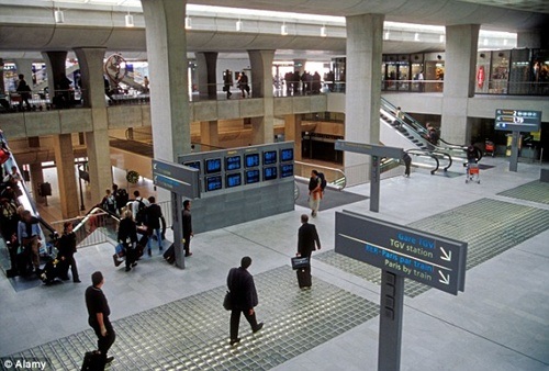 "Biểu tượng của nước Pháp" tạm thời đóng cửa - 2 Sân bay Charles de Gaulle và một số địa điểm khác ở Pháp đang ảnh hưởng nặng sau những vụ biểu tình