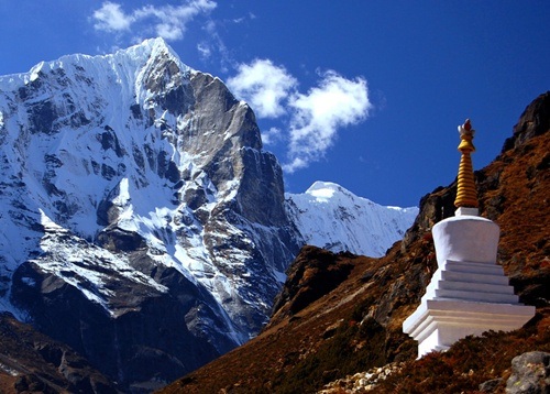 Khung cảnh yên bình miền đất Phật Nepal trước trận động đất kinh hoàng - 2 Đỉnh Everest là một phần của dãy Himalaya, dọc biên giới giữa