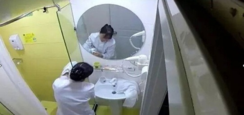 “Choáng” với clip nhân viên khách sạn lấy khăn tắm... lau bồn cầu - 2 Khăn tắm được dùng luôn làm khăn dọn vệ sinh