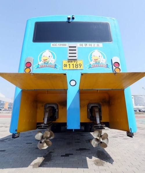 Xe bus chạy dưới nước đầu tiên ở Hàn Quốc khiến du khách thích mê - 2 Bề ngoài, xe giống mẫu xe bus thông thường, nhưng phía sau có lắp động cơ dành cho tàu thủy