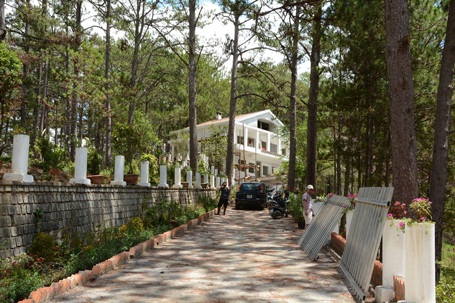 Đà Lạt: Đưa “ngôi nhà ma” vào hoạt động du lịch miễn phí - 2 Ngôi nhà số 34 đang được gấp rút chỉnh trang