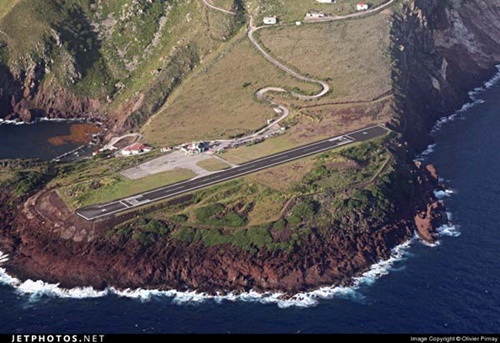 Những sân bay khiến du khách “đau tim” nhất thế giới - 2 Đường băng dài 400 m chỉ dành cho những phi công dày dặn kinh nghiệm.