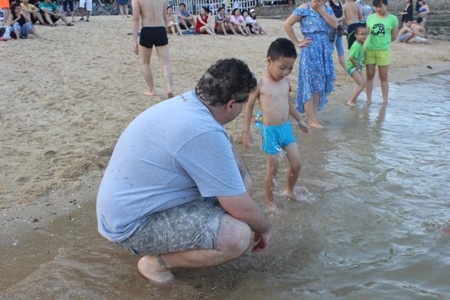 Cũng như nhiều người dân Việt, những vị khách nước ngoài đến Việt