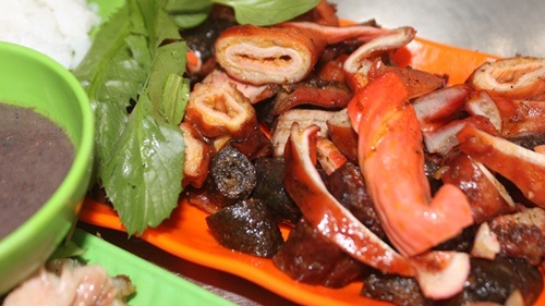 Đặc sản Việt trên bàn nhậu, khách Tây "đầu hàng" - 3 Nhiều người ưa thích món lòng rán, nướng