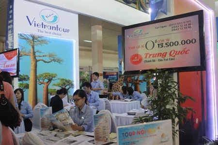 Các đối tác đến tìm hiểu tại gian hàng hội chợ