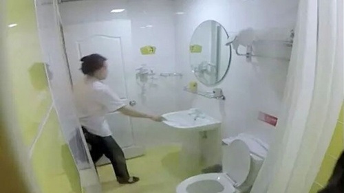“Choáng” với clip nhân viên khách sạn lấy khăn tắm... lau bồn cầu - 3 Khăn tắm được dùng luôn làm khăn dọn vệ sinh