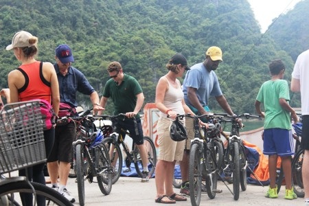 Cũng như nhiều người dân Việt, những vị khách nước ngoài đến Việt