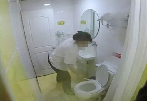 “Choáng” với clip nhân viên khách sạn lấy khăn tắm... lau bồn cầu - 4 Khăn tắm được dùng luôn làm khăn dọn vệ sinh