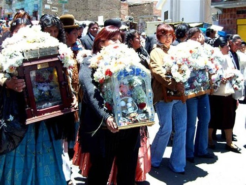 "Rợn người" với lễ hội đầu lâu ở Bolivia - 4 Người dân mang theo những bộ hộp sọ của gia đình tới dự