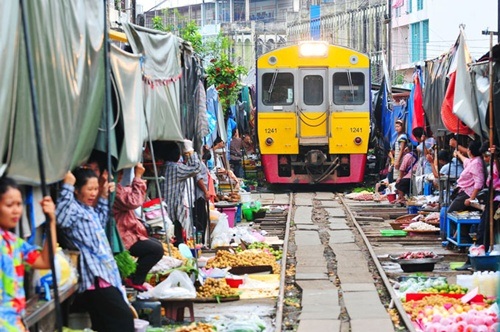 “Thót tim” với cảnh mua bán ở khu chợ nguy hiểm nhất thế giới - 4 Cận cảnh khu chợ lạ nhất thế giới