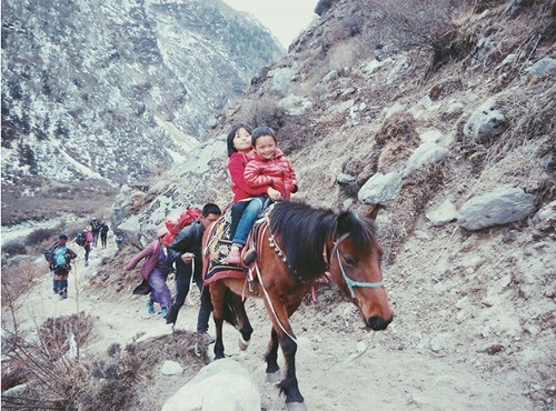 Hai chị em trên lưng lừa