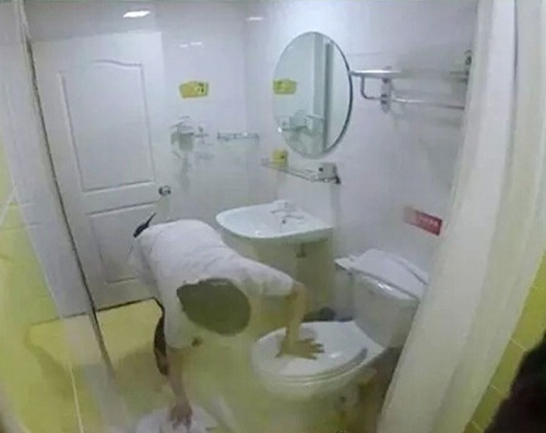 “Choáng” với clip nhân viên khách sạn lấy khăn tắm... lau bồn cầu - 5 Chúng dùng để lau bồn cầu và nền nhà