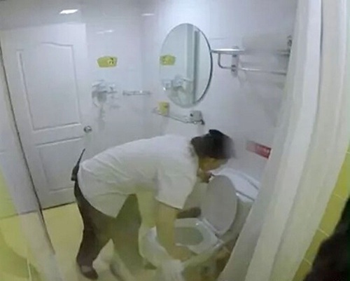 “Choáng” với clip nhân viên khách sạn lấy khăn tắm... lau bồn cầu - 6 Chúng dùng để lau bồn cầu và nền nhà