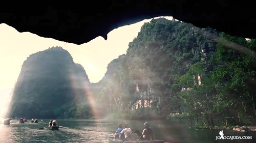 Blogger nước ngoài chia sẻ clip tuyệt đẹp về Việt Nam - 6 Chàng trai Bồ Đào Nha tạo dáng ở vịnh Hạ Long với chiếc nón lá
