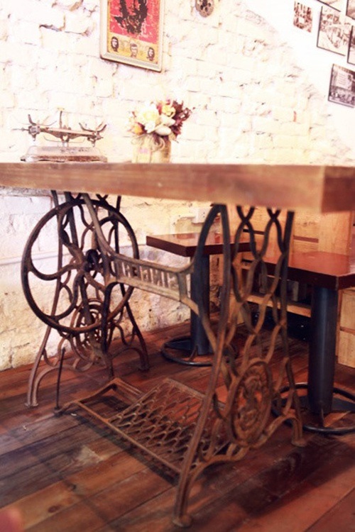 Những quán cafe theo chủ đề ấn tượng nhất Hà Nội - 6 Bàn làm từ chân máy khâu