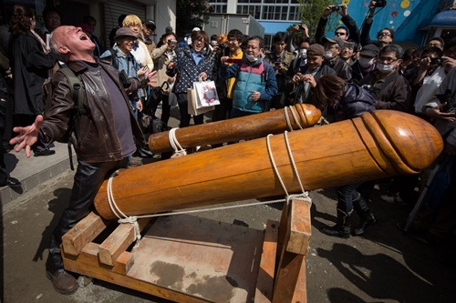 Lễ hội rước “của quý” ở Nhật đông nghẹt khách tham quan - 6 Khách nước ngoài hào hứng chụp hình cùng các mô hình mô phỏng linh vật