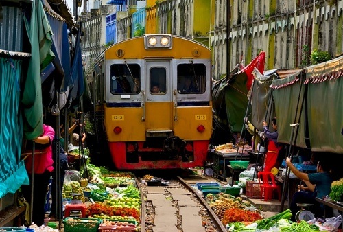 “Thót tim” với cảnh mua bán ở khu chợ nguy hiểm nhất thế giới - 6 Người bán hàng đã quen với lịch tàu đến