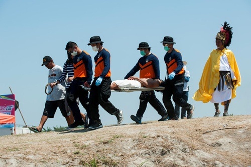 “Rùng mình” với lễ hội đóng đinh người thật ở Philippines - 7 Những người bị thương được đưa tới trạm y tế điều trị