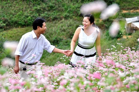 Du khách dưới xuôi đi chợ Cán Cấu rồi tranh thủ lên xã Lử Thẩn để ghi lại khoảnh khắc đẹp.