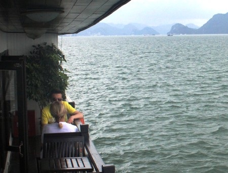 Những phút thư thái trên tàu của những vị khách tây trong dịp Việt