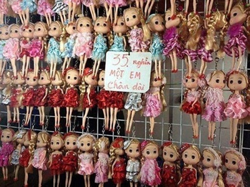 Lời quảng cáo siêu độc đáo với mặt hàng búp bê chân dài