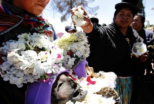 "Rợn người" với lễ hội đầu lâu ở Bolivia - 7 Người