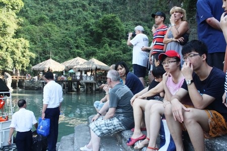 Những phút thư thái trên tàu của những vị khách tây trong dịp Việt